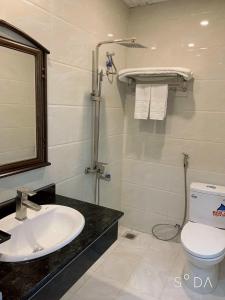 y baño con lavabo y aseo. en FULL HOUSE Hotel, en Ðong Thon