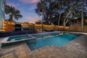 una piscina con patio y valla en MovieTheater-4 Hole Golfing-Pool&HotTub- Sleeps 15, en Palm Harbor