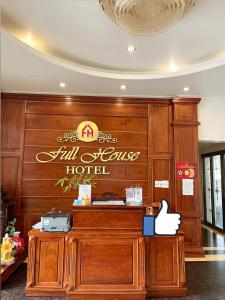 Ðong ThonにあるFULL HOUSE Hotelのホテルのロビーに全館ホテルの看板