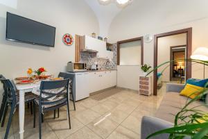 uma cozinha e uma sala de estar com uma mesa em Catania Easy Center Home em Catânia