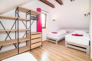 sypialnia z 2 łóżkami i łóżkiem piętrowym w obiekcie Dolinowo w Kudowie Zdroju