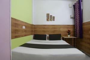 1 dormitorio con 1 cama grande en una habitación en OYO Anand Villa en Nueva Delhi