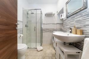 uma casa de banho com um lavatório e um chuveiro em Catania Easy Center Home em Catânia