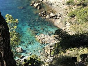 una vista aerea di una spiaggia con acqua blu di SANTA BARBARa a Roses