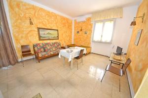 una sala de estar con una mesa y un sofá en Villetta Luce Salento, en Marina di Pescoluse