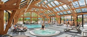 Una representación de una piscina en un edificio. en Cabin No 7 Annecy Lake, en Demi-Quartier
