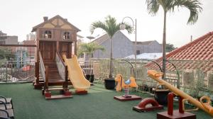 einen Kinderspielplatz mit Rutschen und Spielstruktur in der Unterkunft Solia Hotel Yosodipuro in Solo