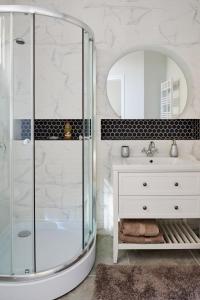 La salle de bains est pourvue d'une douche, d'un lavabo et d'un miroir. dans l'établissement Villa Berlioz, à Nice