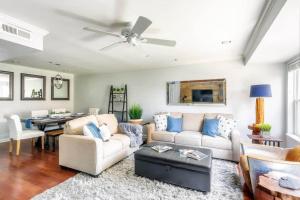 una sala de estar con un sofá y una mesa en Walk To Broadway Charming Modern Historic Townhome, en Nashville