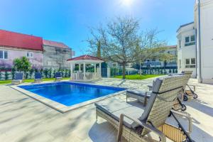 Hồ bơi trong/gần VILLA DANICA with heated pool and jacuzzi