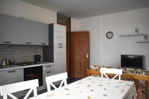 uma cozinha com uma mesa e uma mesa e cadeiras em Ciceri Properties Monte Zeda em Verbania