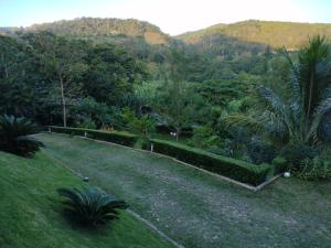 un giardino con una collina sullo sfondo di Sitio vó Dora a Aratuba