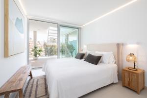 Una habitación blanca con una cama blanca y una ventana grande en Higuerón Rental Wave&Sun, en Fuengirola 19 fotos más
