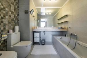 a bathroom with a tub and a toilet and a sink at GuestReady - Living a dream in Barcelona in Barcelona