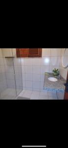 ein Bad mit einer Dusche und einem Waschbecken in der Unterkunft Sitio vó Dora in Aratuba
