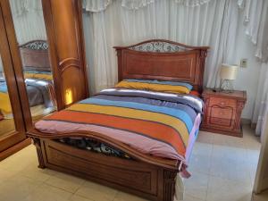 Ένα ή περισσότερα κρεβάτια σε δωμάτιο στο Cairo city apartment in Nasr city