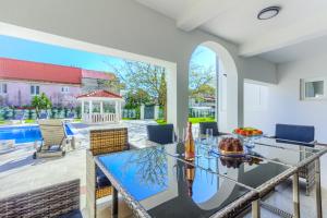 Khu vực ghế ngồi tại VILLA DANICA with heated pool and jacuzzi