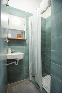 ein Bad mit einem Waschbecken und einer Dusche in der Unterkunft Classy Creation Apartment in Budapest