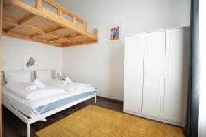 ein Schlafzimmer mit einem weißen Bett und einer Holzdecke in der Unterkunft Classy Creation Apartment in Budapest