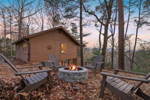 une cabine avec des chaises et un foyer extérieur en face de celle-ci dans l'établissement Mountain Views Hot Tub FirePit Close to town, à Blue Ridge