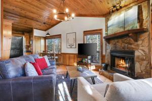ein Wohnzimmer mit einem Sofa und einem Kamin in der Unterkunft Mountain Views Hot Tub FirePit Close to town in Blue Ridge