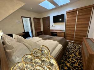 Pokój hotelowy z łóżkiem ze stołem i krzesłami w obiekcie Simbad Hotel & Bar Superior w mieście Mosonmagyaróvár