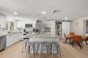 Dapur atau dapur kecil di 3 miles to Honeymoon Island Firepit & Pool