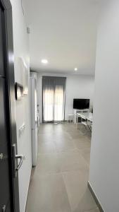 um quarto vazio com um frigorífico e uma mesa em Encantador Apartamento en Lebrija em Lebrija