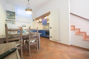 ein Esszimmer mit einem Tisch und einer Küche in der Unterkunft 728 - Deliziosa casa cielo-terra tra i suggestivi vicoli di Sirolo in Numana
