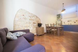 ein Wohnzimmer mit einem Sofa und einem Tisch in der Unterkunft 728 - Deliziosa casa cielo-terra tra i suggestivi vicoli di Sirolo in Numana