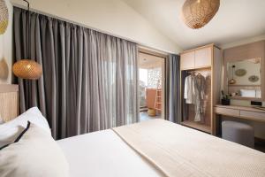Posteľ alebo postele v izbe v ubytovaní Castaway Suites - Studios Christos