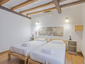 Ліжко або ліжка в номері Las Ramblas, comfort in BCN for 8 persons