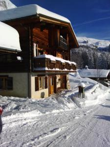 eine Ski-Lodge mit Schnee auf dem Boden in der Unterkunft Le Foueustarle in La Giettaz