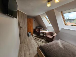 Zimmer mit einem Bett, einem Fenster und einem Schreibtisch in der Unterkunft Osmelakowa Dolina in Spalona