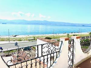 balcone con vista sull'acqua di Villa Pina 2 a Reggio di Calabria