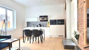 eine Küche mit einem Tisch und Stühlen im Zimmer in der Unterkunft Design Apartment in Göttingen in Göttingen