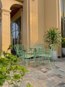 - un ensemble de chaises et de tables sur une terrasse dans l'établissement MELA HOTEL, à Mỹ Thạch