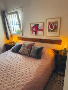 - une chambre avec un lit et 2 oreillers dans l'établissement Sweet Water Caminito del Rey, à Carratraca
