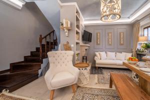 uma sala de estar com um sofá e uma mesa em Dandy Villas Nymfaio - Snow Queen - Sauna - Fireplace - Up to 6 adults 2kids em Nymfaio