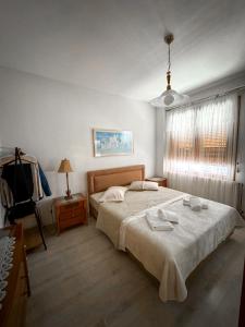 1 dormitorio con 1 cama con 2 toallas en Marble Villa, en Kavala