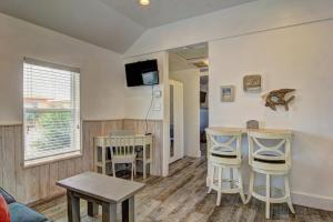 Gallery image of Renovated cottage at Spanish Village with Carport in Port Aransas