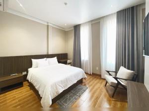 Un pat sau paturi într-o cameră la MELA HOTEL