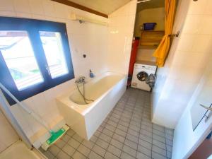 uma pequena casa de banho com uma banheira e um lavatório em Appartement Duplex entre Genève et Lausanne em Saint-Livres