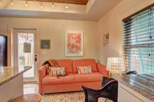una sala de estar con un sofá y una mesa en Lorna Beach Cottage at Spanish Village, en Port Aransas 6 fotos más