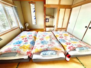 Cama en habitación con 2 almohadas en Lavie plus, en Noboribetsu