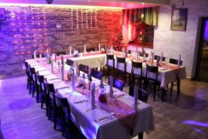 Reštaurácia alebo iné gastronomické zariadenie v ubytovaní Villa Skomanda