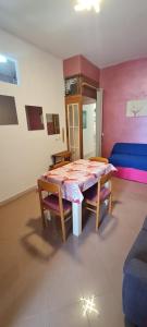ein Esszimmer mit einem Tisch und 2 Stühlen in der Unterkunft Bed and breakfast Nonna Lucia in Termoli