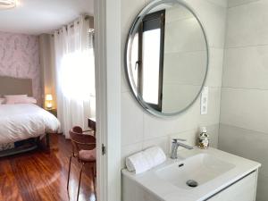 un bagno con lavandino e specchio di Casa Rural La Plaza ad Azofra Altre 96 foto
