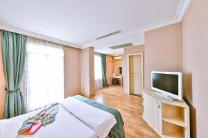TV a/nebo společenská místnost v ubytování Buyukada Princess Hotel