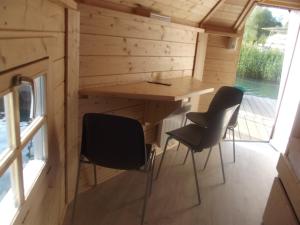 een tiny house met een tafel en twee stoelen bij Maritime Freizeit Camp "MFC" Erfurter Seen in Stotternheim